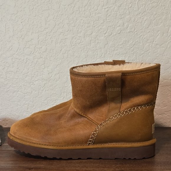 UGG‎ Classic Mini Stitch - Picture 1 of 6